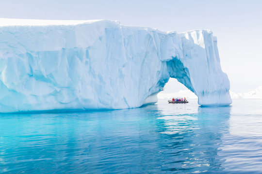 Expeditionsschiff im Durchbruch eines riesigen Eisbergs