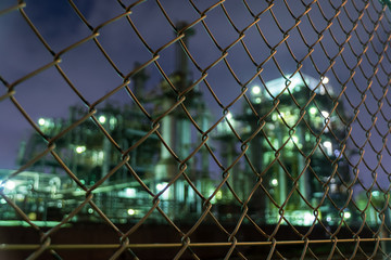 工場夜景　フェンスの向こう側