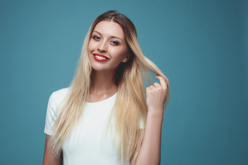 Fototapeta premium Strzał studio młody uroczy piękna blondynka