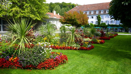 dekorativer Kurpark in Überlingen am Bodensee an sonnigem Sommertag