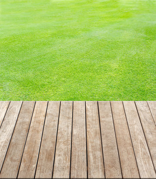 terrasse bois sur pelouse naturelle 