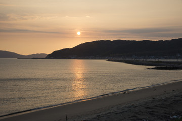 夕日の海の中道
