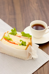 カフェでサンドイッチ　縦