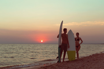 Fototapeta premium Surferzy na plaży zabawy w lecie