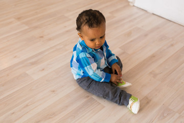 Naklejka premium Cute curious baby in the room