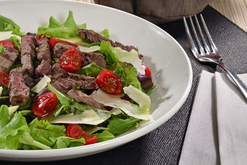 Ensalada de vegetales con carne de res.