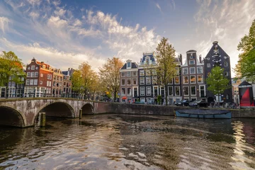 Tuinposter De stadshorizon van Amsterdam aan de waterkant van het kanaal, Amsterdam, Nederland © Noppasinw