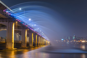 Obraz premium Panoramę miasta Seul i fontannę w Banpo Bridge, Seul, Korea Południowa
