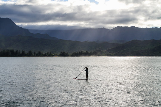 Im Norden von Kauai, Hawaii am berühmten Hanalei Pier kann man Surfer und Standup Paddler beobachten und schön den Tag ausklingen lassen