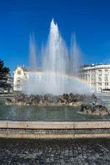 Fototapeta premium Hochstrahlbrunnen Wien am Schwarzenbergplatz