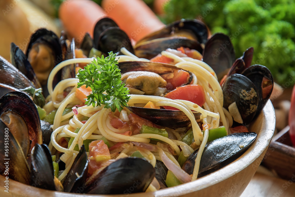 Wall mural Delicious Italian spaghetti Mussel