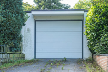 Weiße Garage mit einem weißen Tor