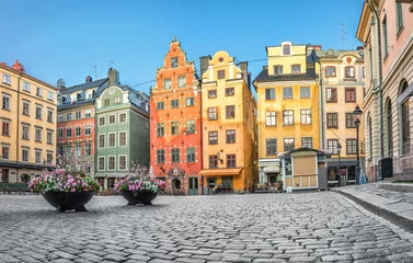 Fotobehang Oude kleurrijke huizen op het Stortorget-plein in Stockholm, Zweden © bbsferrari