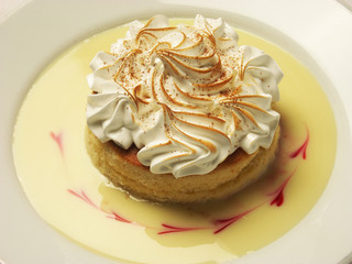 Pastel de dulce de leche e ingredientes.