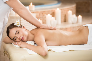 Obraz na płótnie Canvas massage therapist making massage