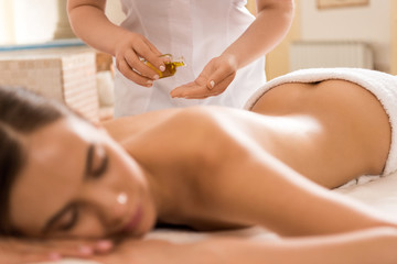 Obraz na płótnie Canvas massage therapist with body oil