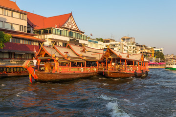 Ships at the pier for river cruise on a rice barge on the Chao Phraya river in Bangkok. Traditional rice barge, built for gastronomy on the river © ksl