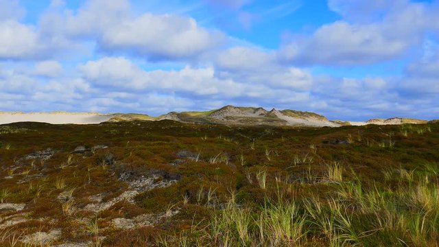 Sylt Nordsee - ziehende Wolken &uuml;ber  D&uuml;nen Landschaft Wattenmeer