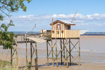 Cabanes de p&ecirc;cheurs sur pilotis, M&eacute;doc,  estuaire de la Gironde, France