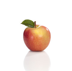 Saftiger Apfel auf weiß isoliert