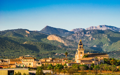 Fototapeta na wymiar Spanien Mallorca Landschaft Panorama Dorf Santa Maria del Cami und Gebirge Serra de Tramuntana