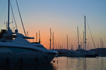 Schiffe bei Sonnenuntergang in Hafen