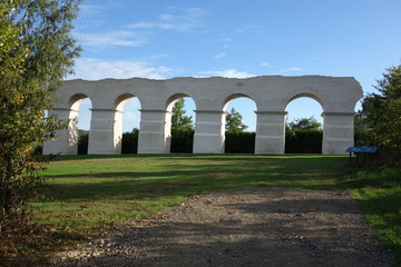 Fototapeta na wymiar aqueduc romain de jouy aux arches