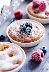 Kleine, sommerliche Tarts mit Brombeeren, Himbeeren, Blaubeeren und Aprikosen