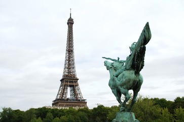 Fototapeta na wymiar Torre Eiffel, París