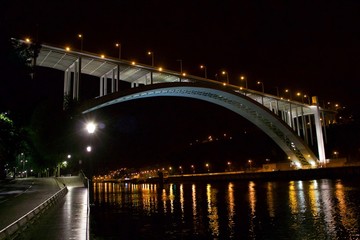 Fototapeta na wymiar Ponte da Arrábida, Rio Douro