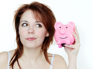 brünette junge Frau mit rosa Sparschwein