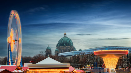 Fototapeta premium Weihnachtsmarkt am Alexanderplatz vor dem Berliner Dom
