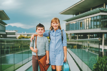 Obraz premium Cute kids with backpacks walking back to school