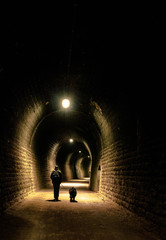 Promeneur dans un tunnel