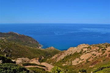 Fototapeta na wymiar Landschaft auf Sardinien mit Bergen und Meer