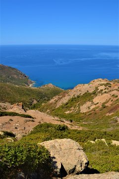 Landschaft auf Sardinien mit Bergen und Meer