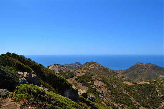 Landschaft auf Sardinien mit Bergen und Meer