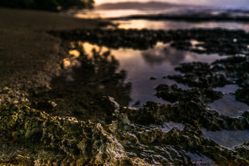 Spiegelung des Sonnenunterganges von Puerto Viejo in Costa Rica