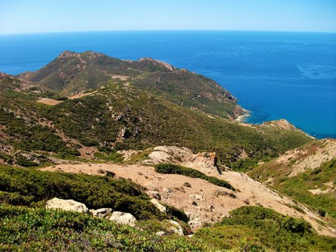 Landschaft auf Sardinien mit Bergen und Meer