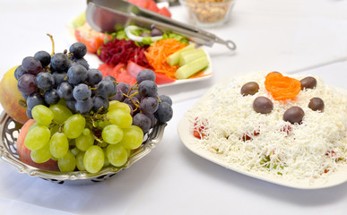 Fototapeta na wymiar grapes and cheese salad on a restaurant table