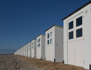 Obraz na płótnie Canvas Beach-sheds in a row - strandhuisjes