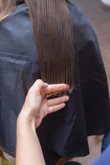 Naklejka premium Haircut and the build-up of multicolored strands