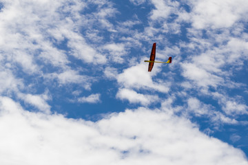 Planeador en cielo azul