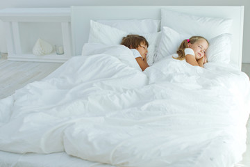 Obraz na płótnie Canvas Children sleep in bed 