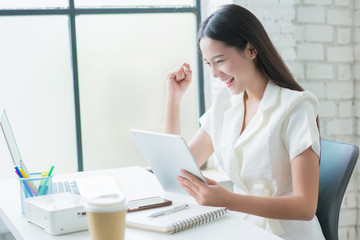 Sale of online asian woman special she is satisfied with sales success