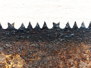 Altes rostiges Sägeblatt