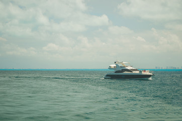 Lancha Luxuosa no mar do caribe