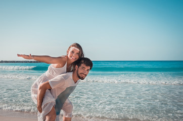 Namorados abraçados em praia do caribe