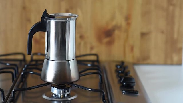 Mettere sui fornelli la moka per il caff&egrave;