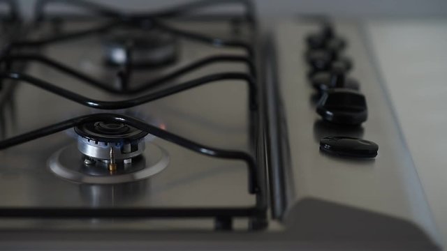 Accensione fornello cucina a gas